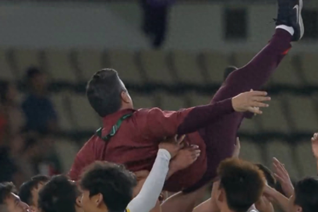 安东尼奥被高高抛起！率队创造奇迹，媒体人热议：进决赛满分操作|U23|越南|王钰栋|U23亚洲杯|拜合拉木_新浪体育_新浪新闻