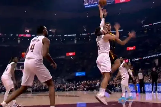 电竞直播-丹尼尔斯跳步抛投打进，老鹰打出一波17-8追平骑士